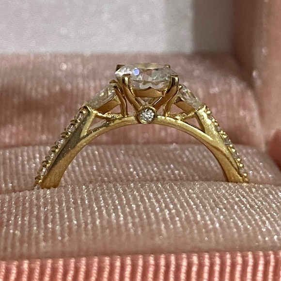 ✨NEW✨ 10K SOLID Yellow Gold 1 CT Round MOISSANITE 3 Stone Engagement Ring 8.5 - Picture 8 of 12